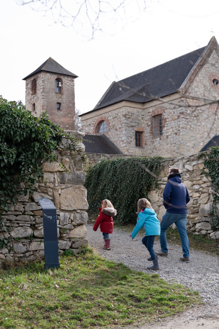 Familie am Weg zum Labyrinth, Naturpark Wüste bei Mannersdorf