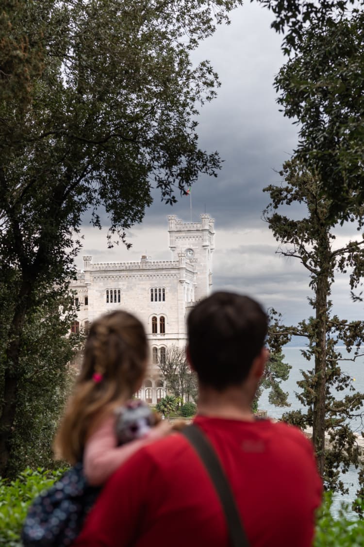 Blick aufs Schloss Miramare vom Park aus