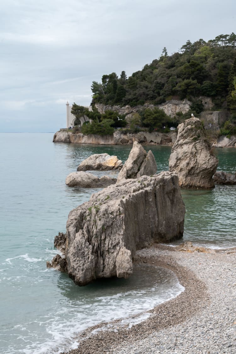 Küste beim Schloss Miramare bei Triest