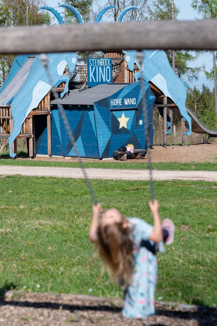 Schaukeln beim Steinbock-Kino