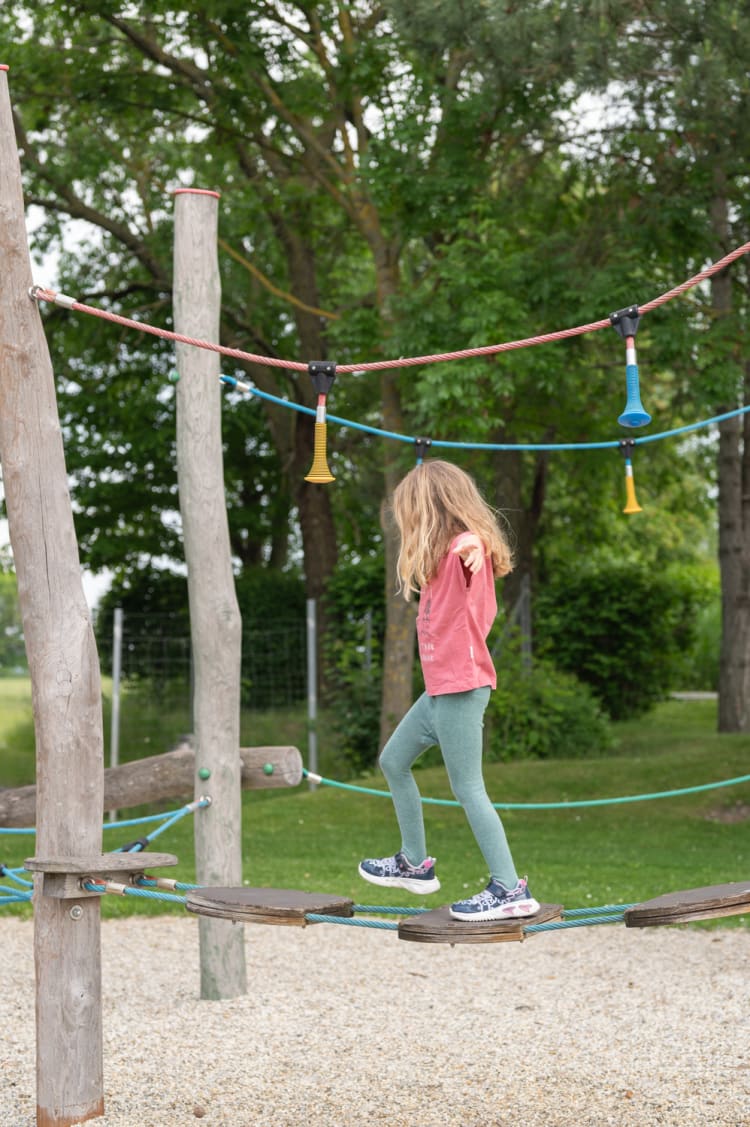 Kind am Spielplatz in der Vila Vita Pannonia