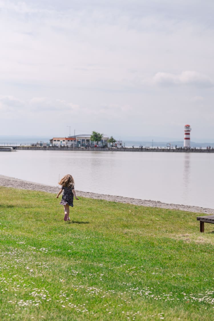 Kind am PODO BEACH mit Leuchtturm und Liegewiese