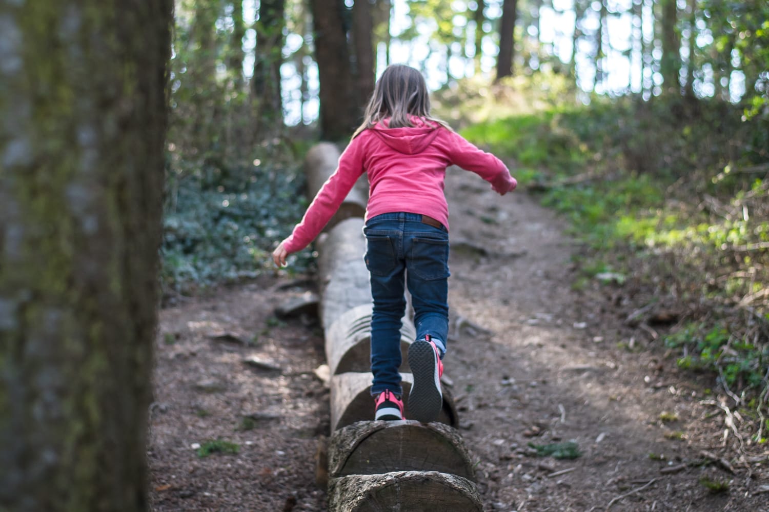 Kind am Erlebnispfad naturVISIONEN in Bad Sauerbrunn