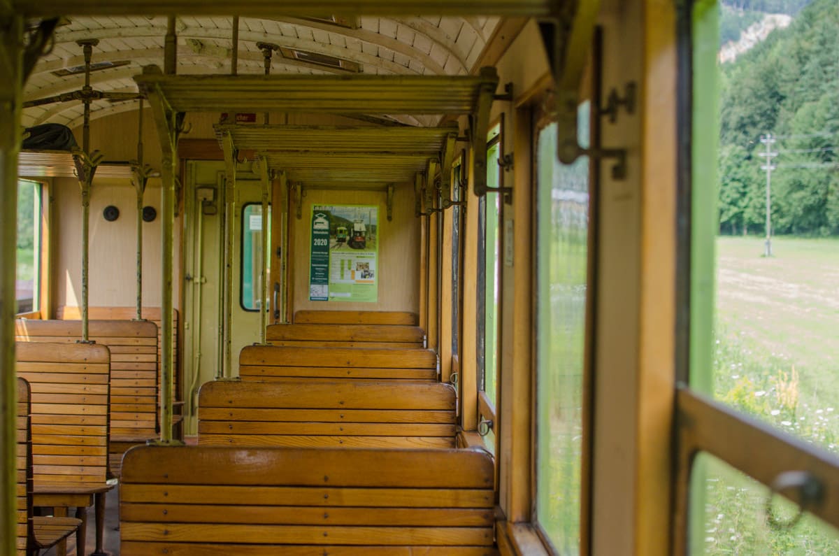 Waggon im Inneren, Höllentalbahn von Payerbach nach Hirschwang