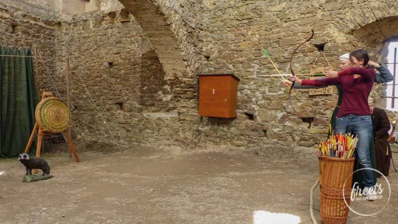 Bogenschießen auf der Burgruine Aggstein, Mittelalterfest