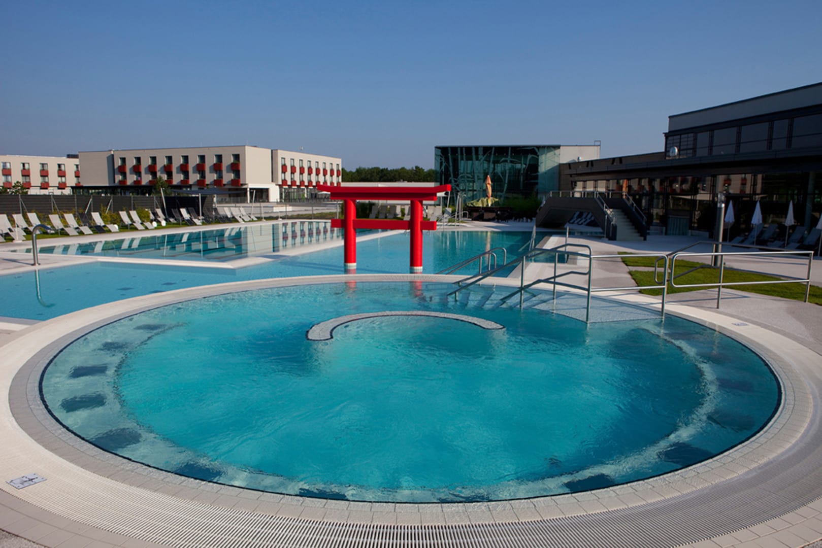 Blick auf das Außenbecken der Therme Linsberg Asia