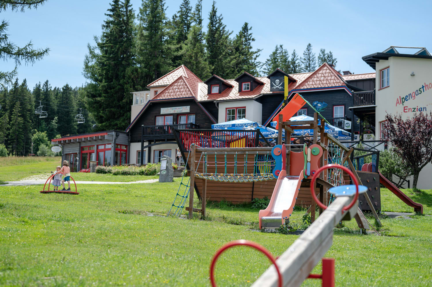 Spielplatz am Alpengasthof Enzian nahe der Bergstation, Mönichkirchen