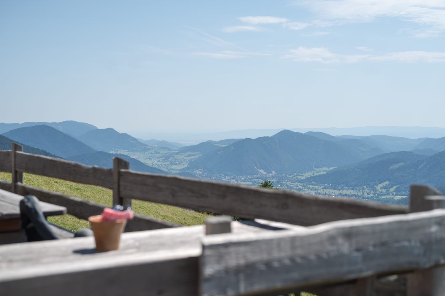 Aussicht von der Terrasse des Almreserhaus' am Schneeberg