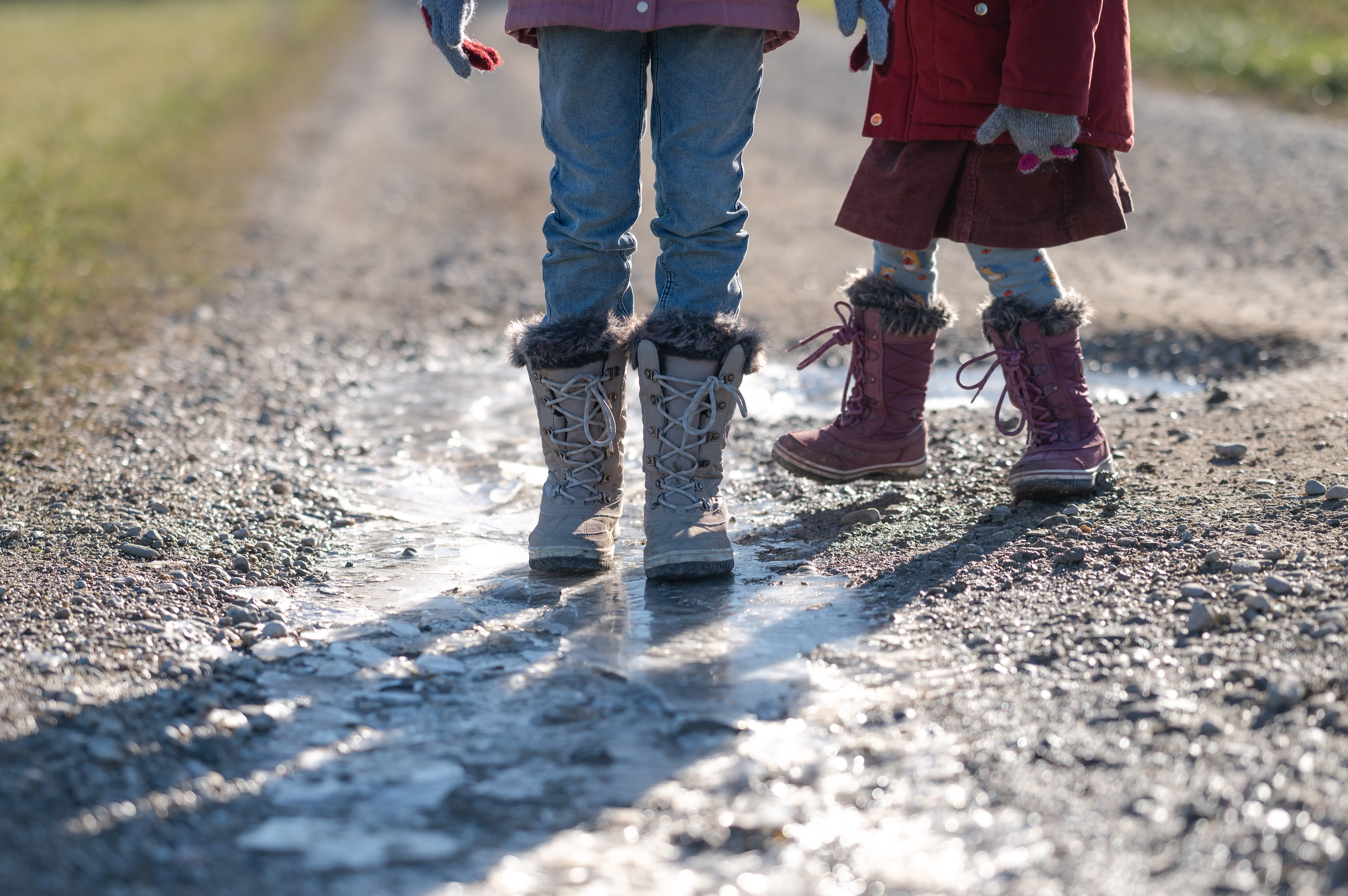 Kinder auf gefrorener Wasserlacke bei Urschendorf, Spaziergang