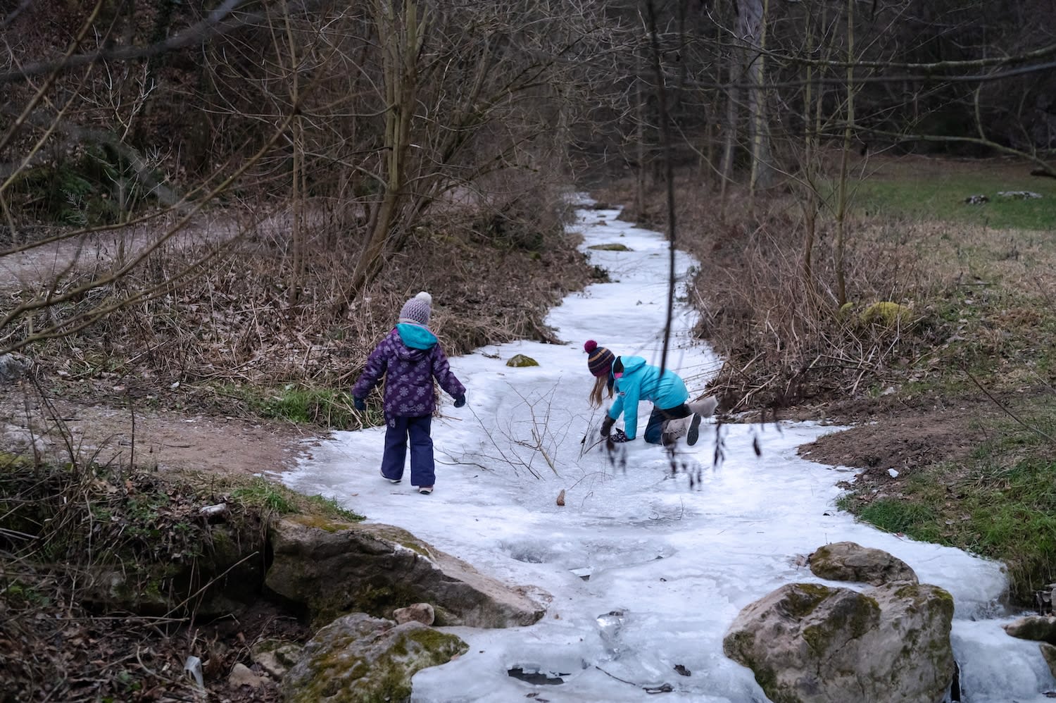 gefrorener Johannesbach, Würflach mit Kindern