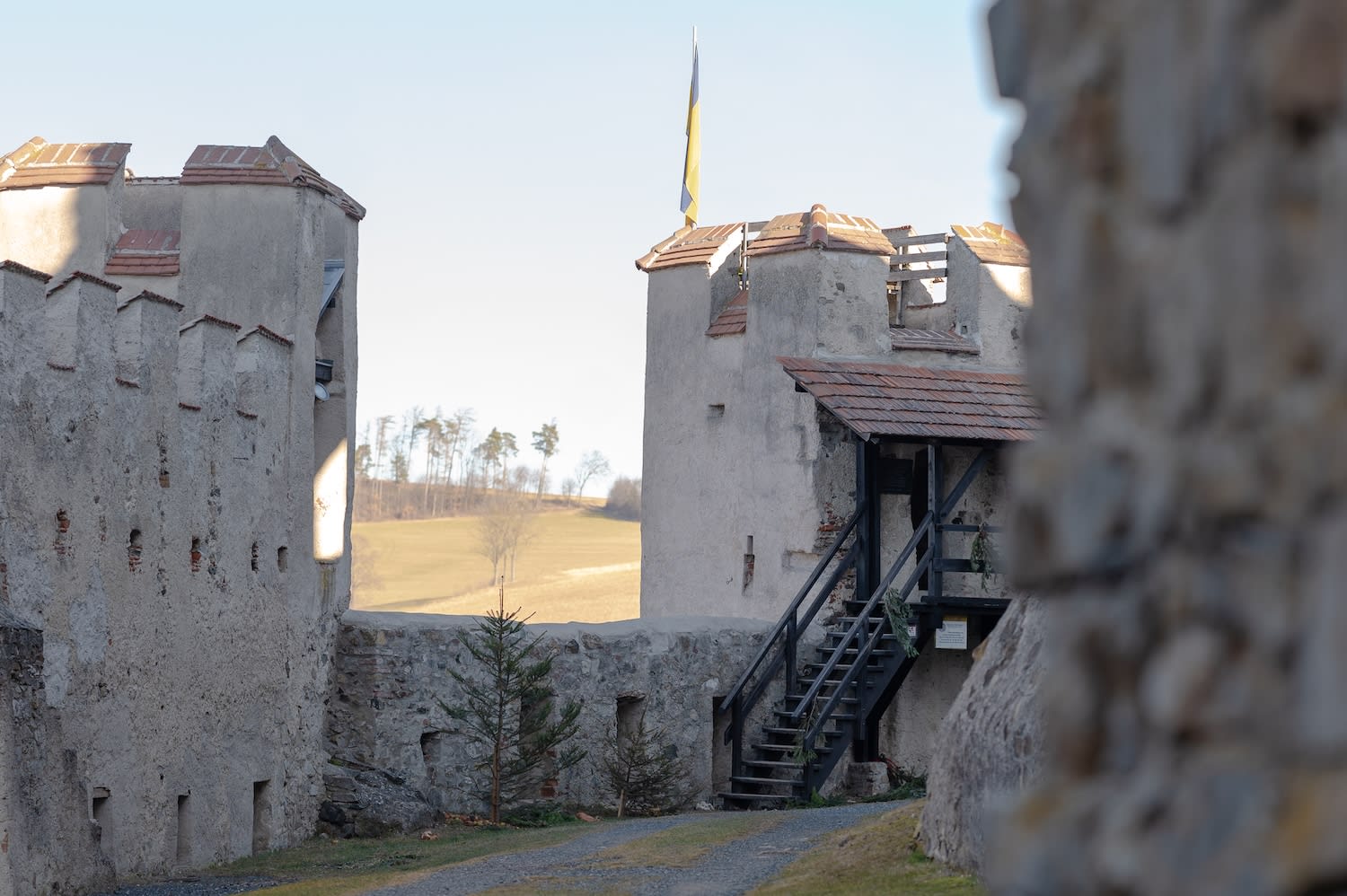 Burgruine Kirchschlag, äußerer Burghof im Winter