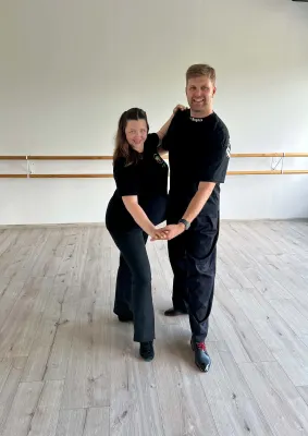 West coast swing (WCS) nemokama šokių pamoka pradedantiesiems