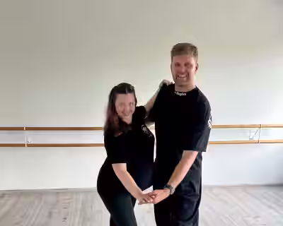 West coast swing (WCS) nemokama šokių pamoka pradedantiesiems