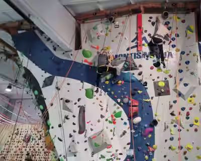 Aukštos sienos I lygio mokymai. Saugojimas viršutine sauga (top rope)