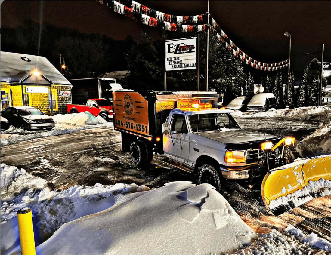 Snow plow truck