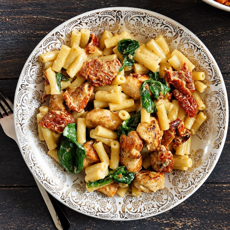 Primi Penne with Chicken and Fresh Tomatoes in Alfredo Sauce