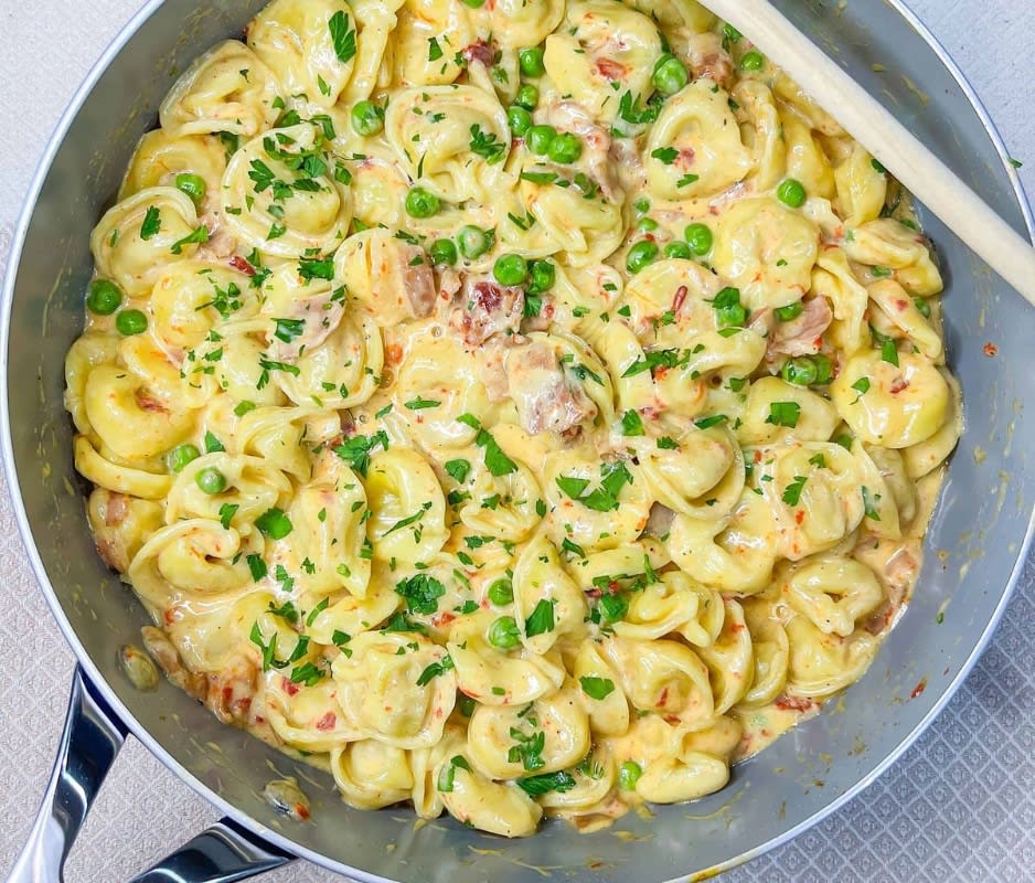 Primi Beef Tortellini with Cream Sauce, Prosciutto, and Green Peas