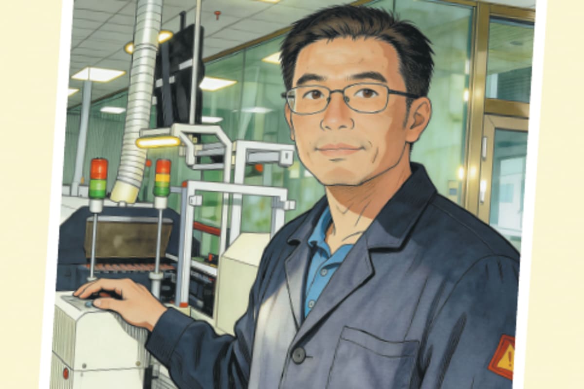 Engineer Tang Shibiao holding palm-sized quantum communication device in laboratory setting