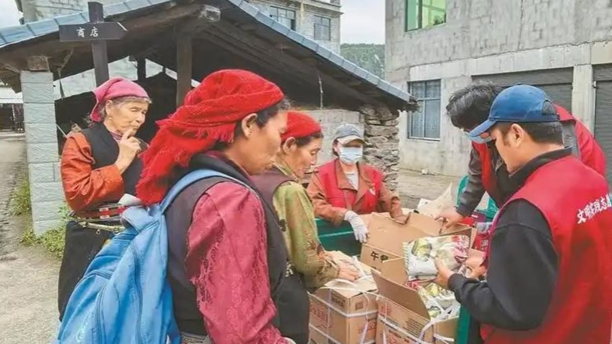 17 Young Volunteers Power Relief Effort in Remote Xizang - Image 2