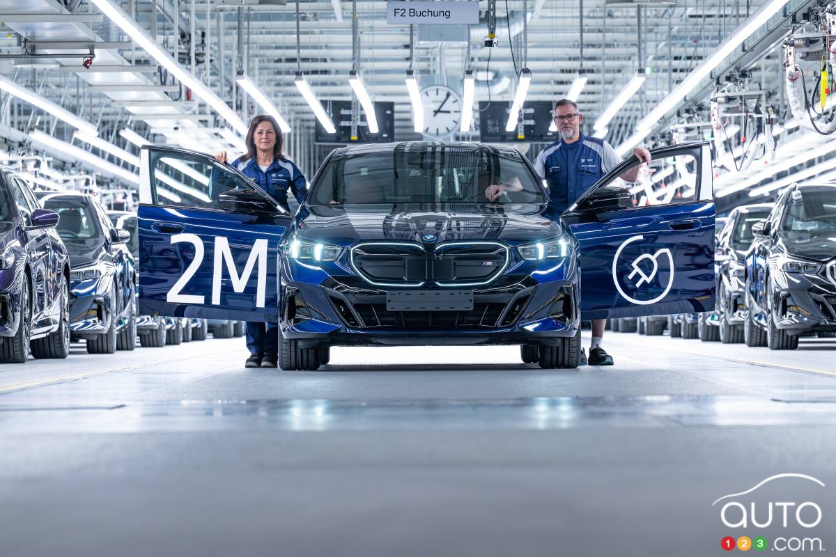 Tanzanite blue BMW i5 M60 electric sedan on assembly line in German factory