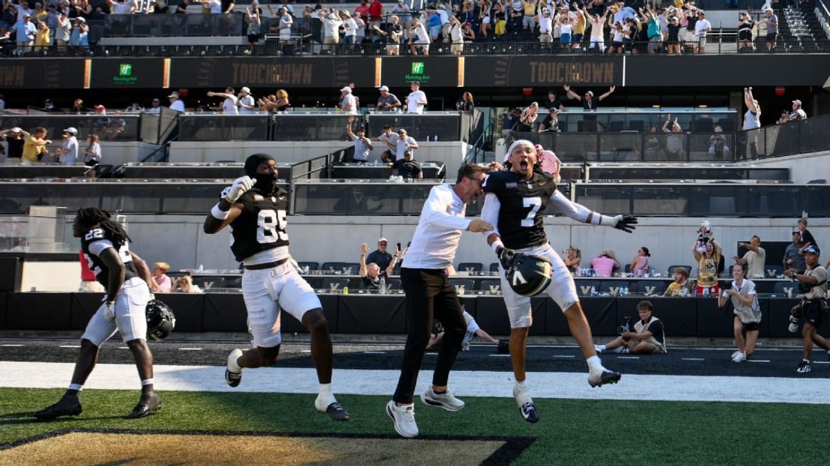 Vanderbilt Wins on Miracle Fumble Recovery with 1 Second Left