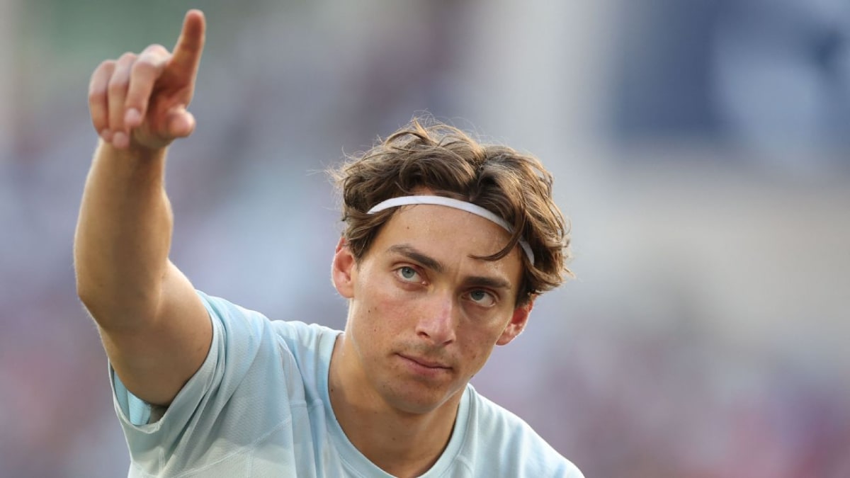 Mondo Duplantis Soars to Victory in Historic Pole Vault