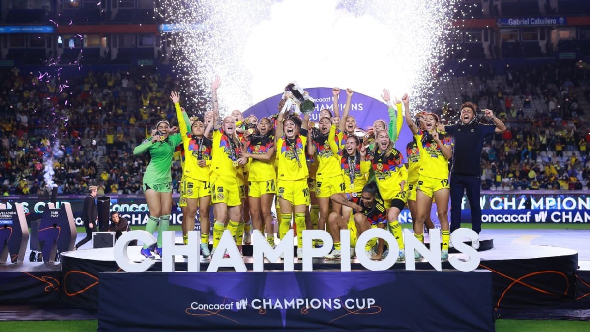 Club América Femenil players celebrating with trophy after historic 5-3 championship victory