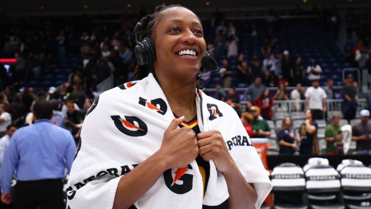 Kelsey Mitchell shooting a three-pointer in Indiana Fever uniform during record-breaking game