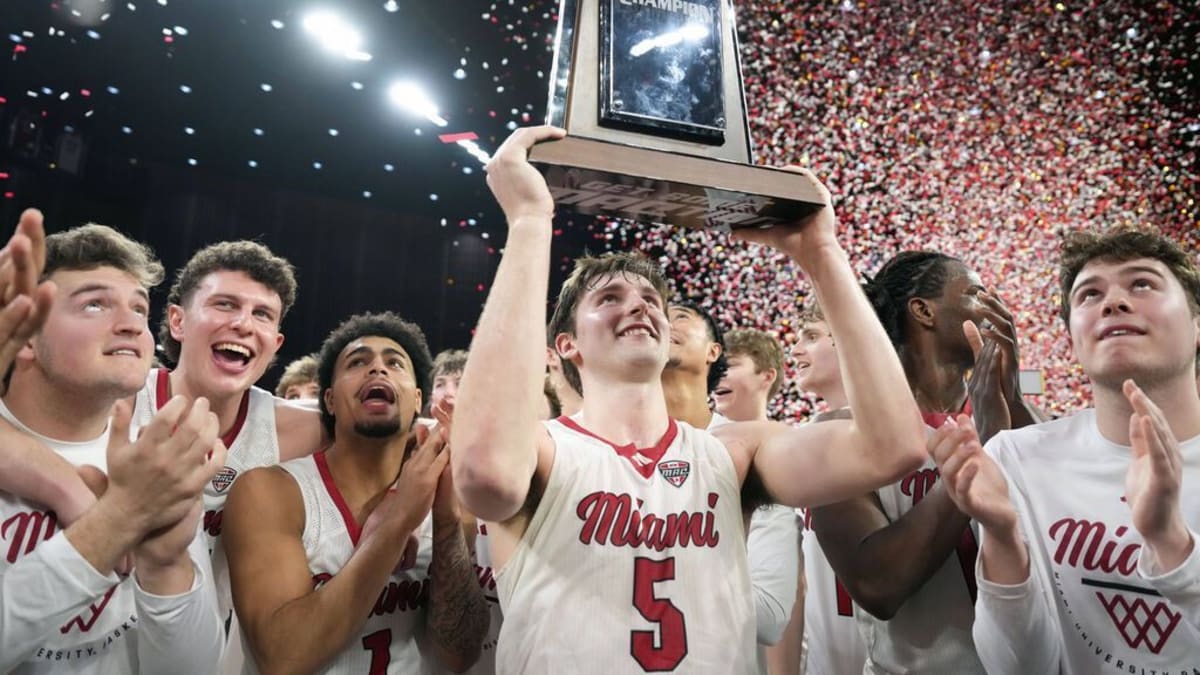 Miami Ohio RedHawks basketball players celebrating historic thirtieth consecutive win on home court