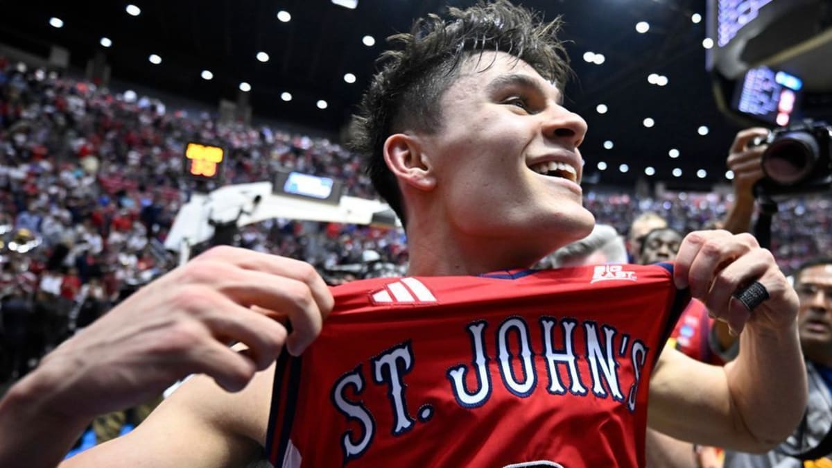 Dylan Darling celebrates with St. John's teammates after making buzzer-beating layup against Kansas