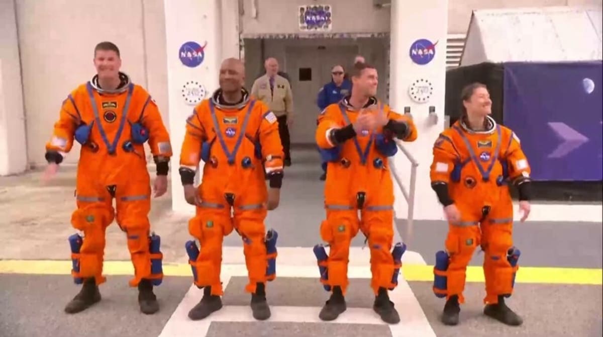 Artemis II Crew Launches on First Moon Mission Since 1972 - Image 2