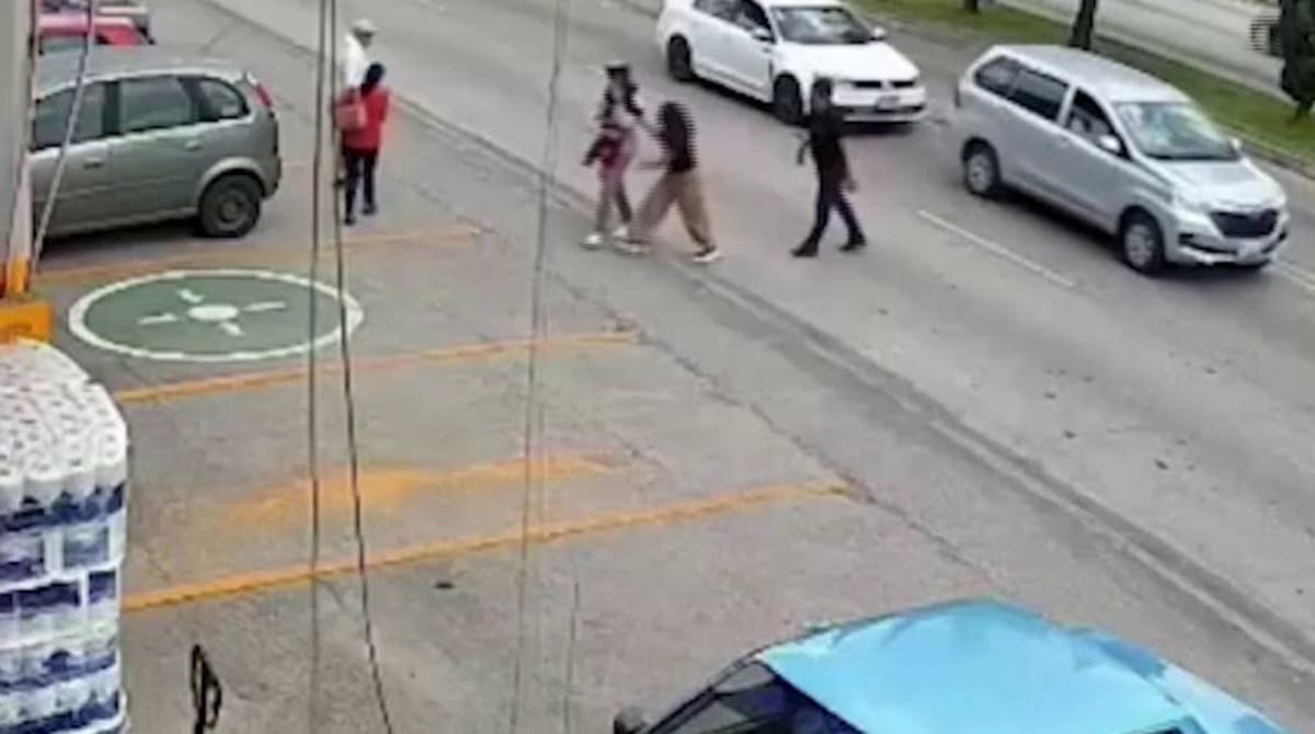 Grocery Manager Saves Toddler Seconds Before Impact in Mexico - Image 2