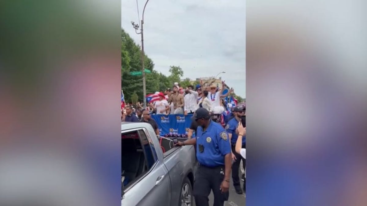 NYC Mayor Celebrates with Knicks Champ at Puerto Rican Parade - Image 4