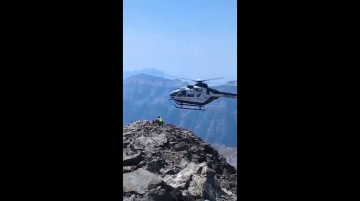 14 Rescuers Save Climber Stranded on 6-Inch Ledge at 11,000 Feet - Image 3