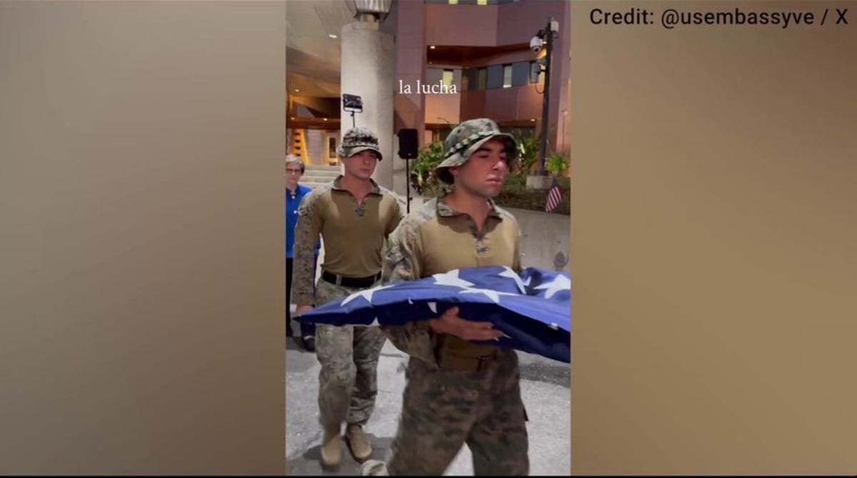 US Flag Returns to Venezuela Embassy After 7 Years - Image 3