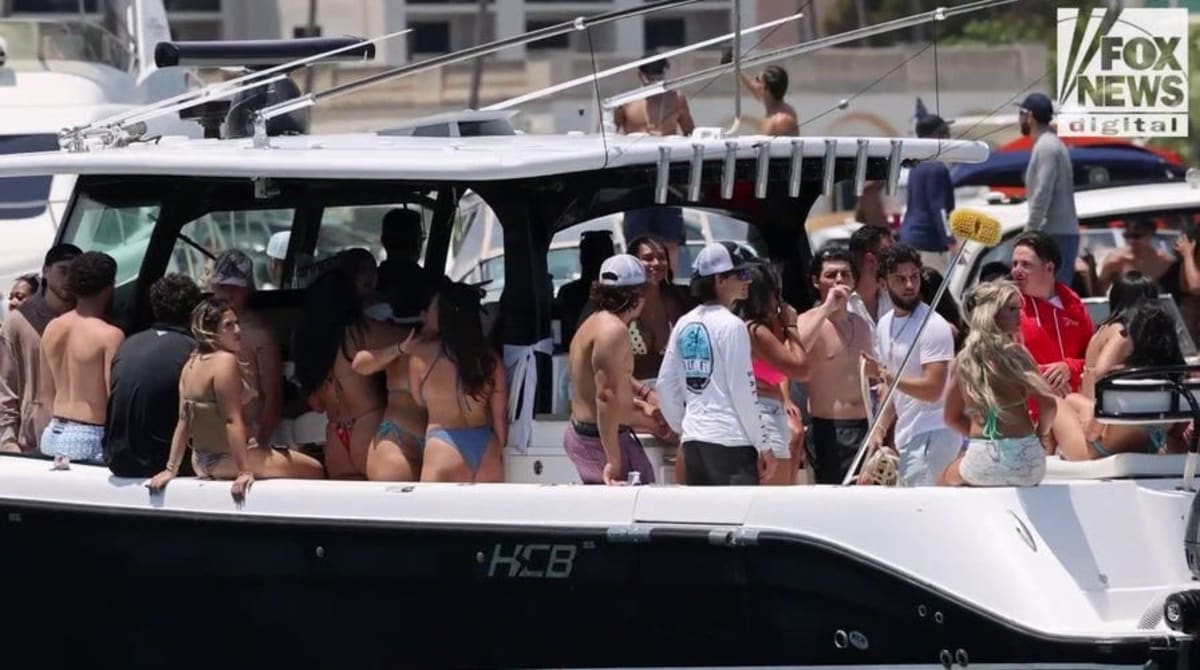 9 Football Stadiums Where Fans Arrive by Boat - Image 3