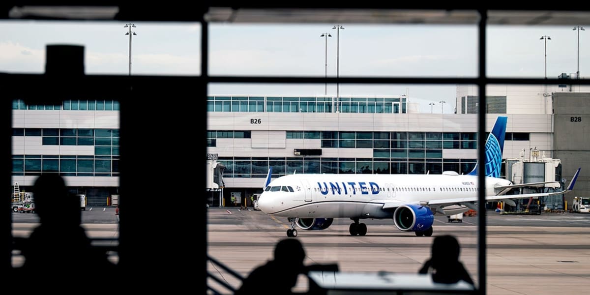 United Airlines Ditches Middle Seats With Shared Tables - Image 2