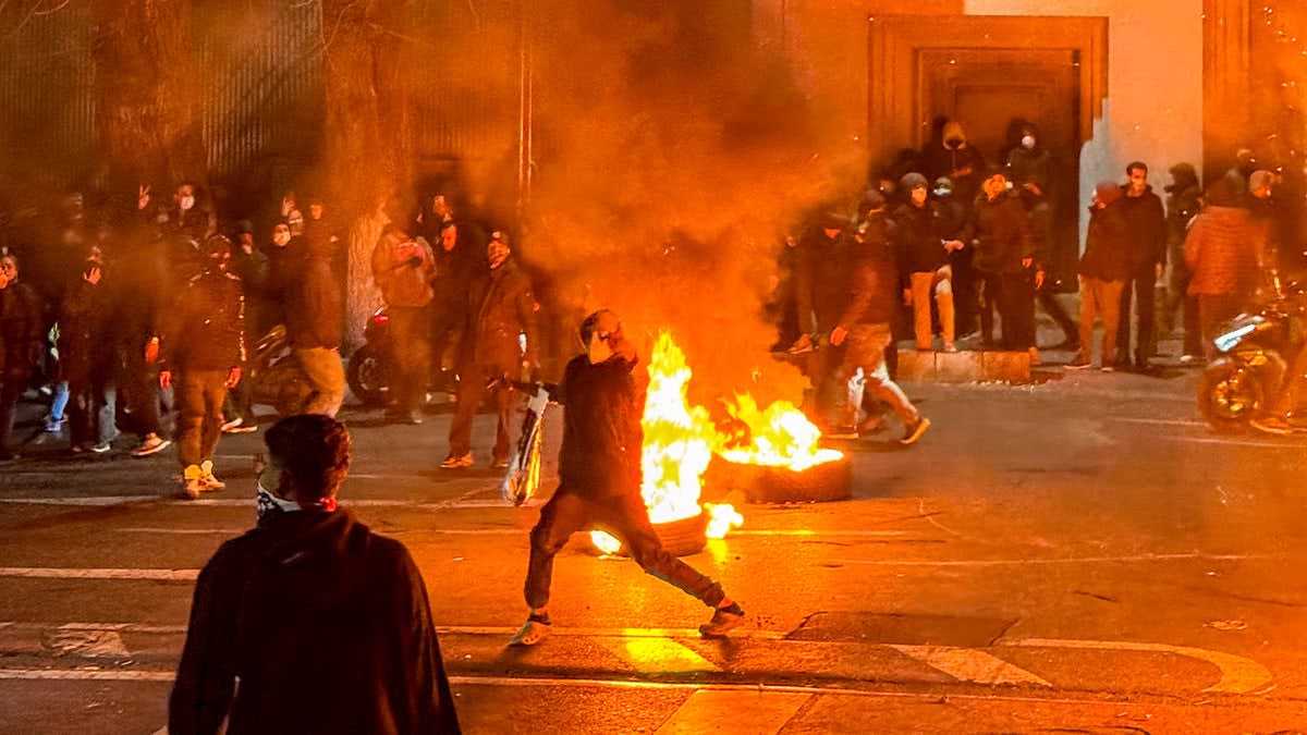 Iranian-American Comedian Sells Out Madison Square Garden - Image 5