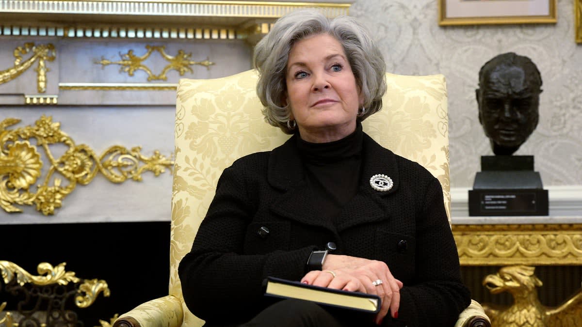 Chief of Staff Battles Cancer While Leading White House - Image 4