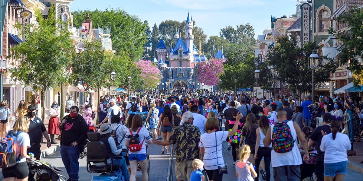 Disneyland Drops 11 a.m. Park Hopping Rule for Guests - Image 2