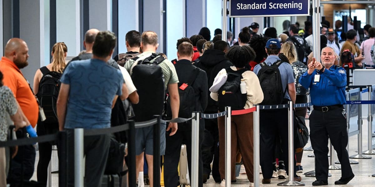 Houston Traveler Shares Vodka with TSA Wait Line - Image 2