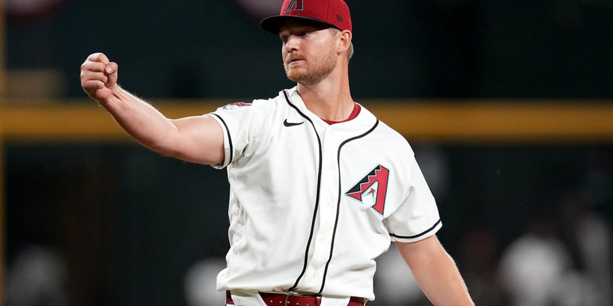 Pitcher Throws Perfect 9-Pitch Inning in Arizona Debut - Image 2