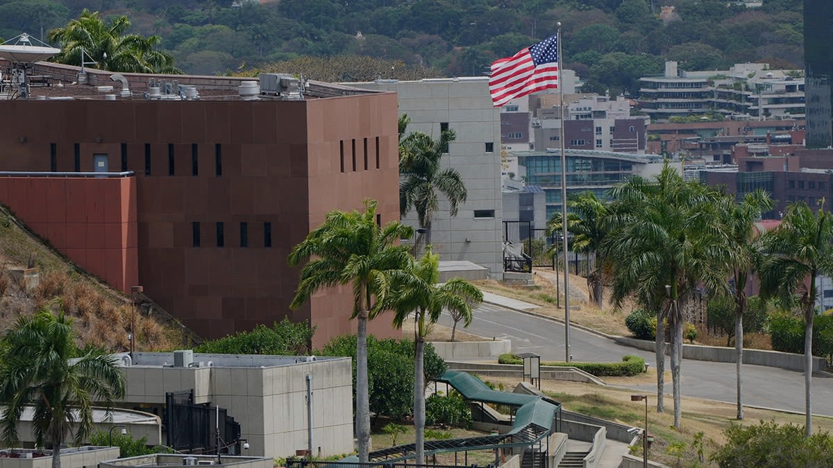US Flag Returns to Venezuela Embassy After 7 Years - Image 4