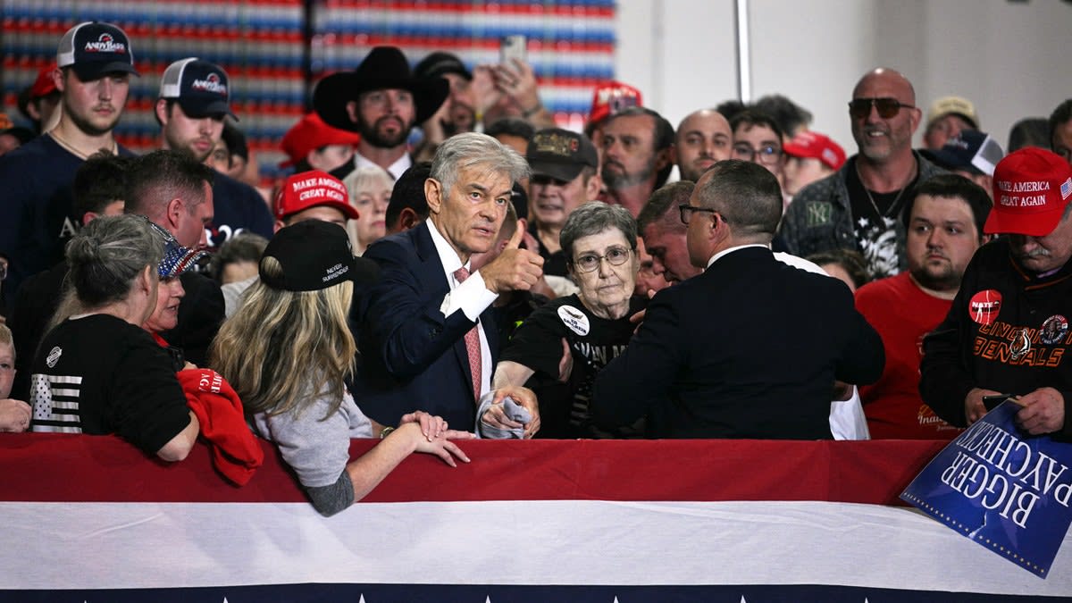 Dr. Oz Helps Woman Who Fainted at Kentucky Event - Image 3