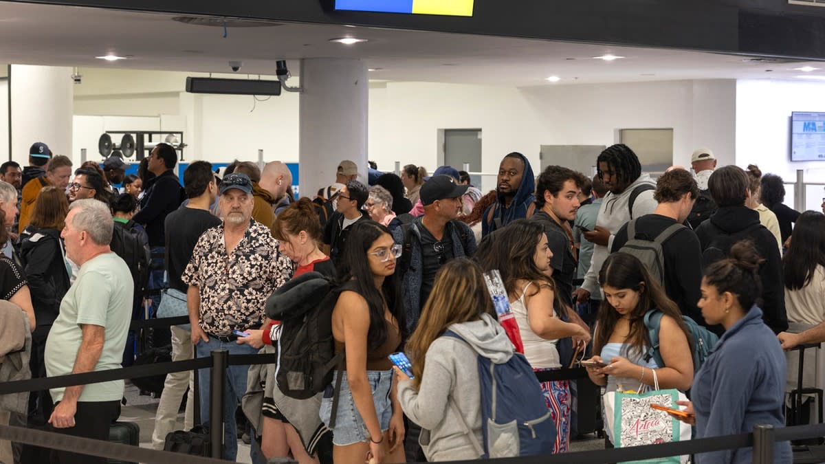 Houston Traveler Shares Vodka with TSA Wait Line - Image 5