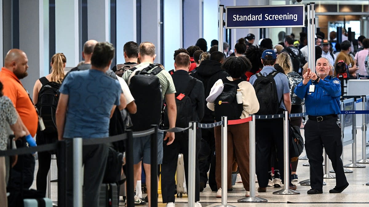 Houston Traveler Shares Vodka with TSA Wait Line - Image 3