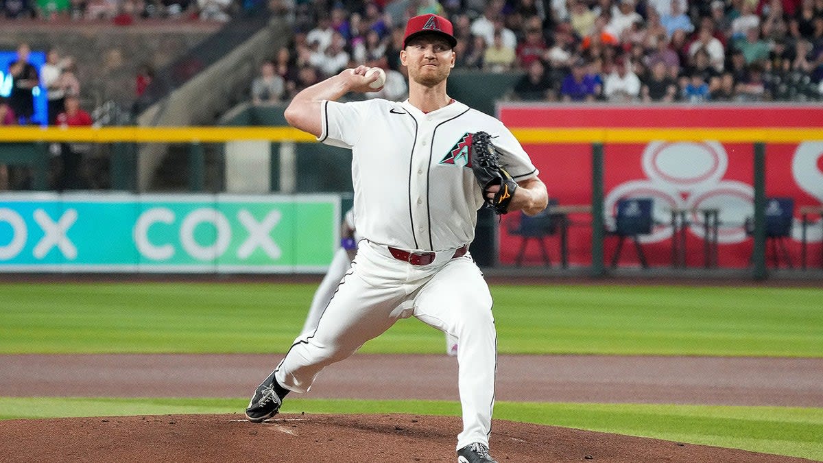 Pitcher Throws Perfect 9-Pitch Inning in Arizona Debut - Image 4