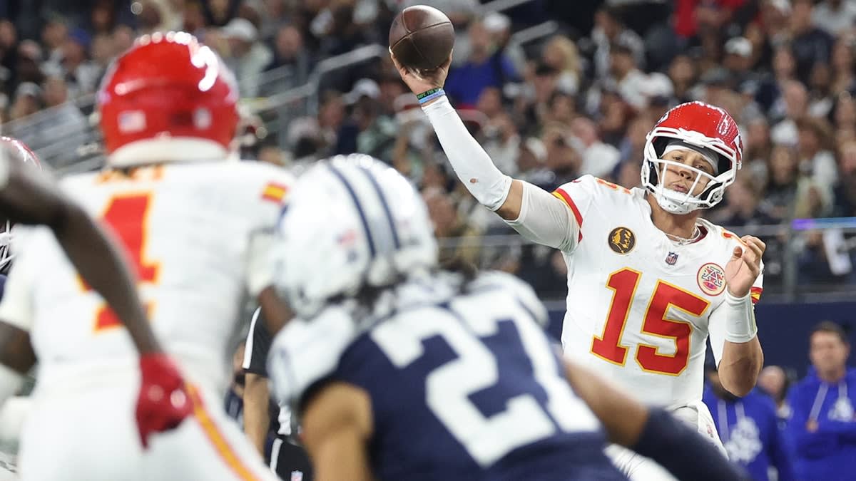Patrick Mahomes Throws Again 3 Months After ACL Tear - Image 4