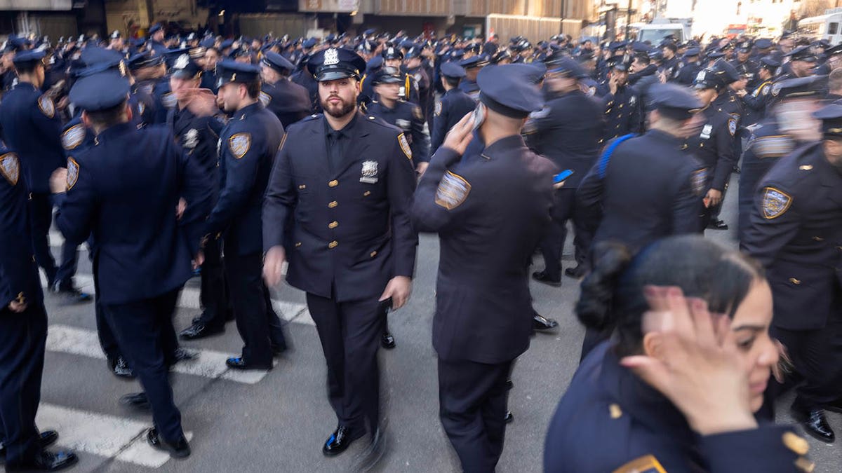 Rick Pitino Thanks NYPD Before March Madness Game - Image 4