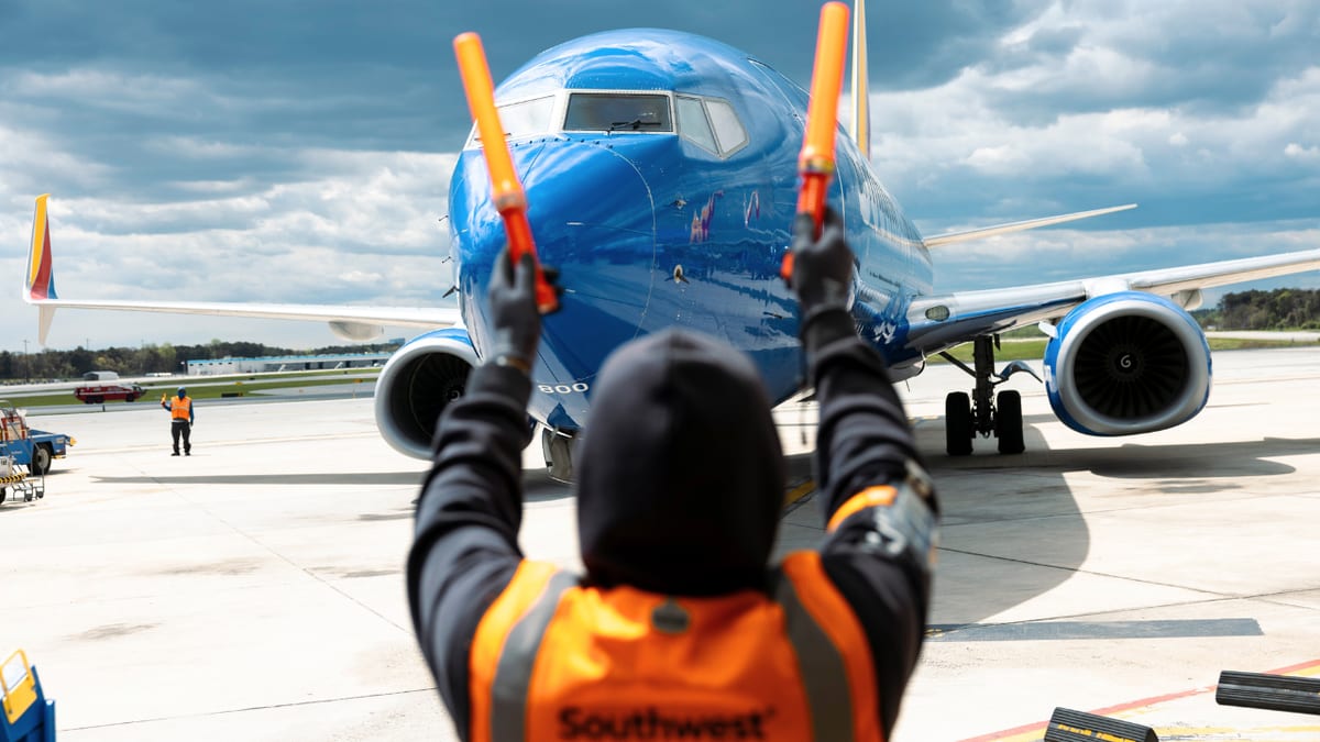 Southwest Pilot's Daughter Delivers Tearful Retirement Tribute - Image 4